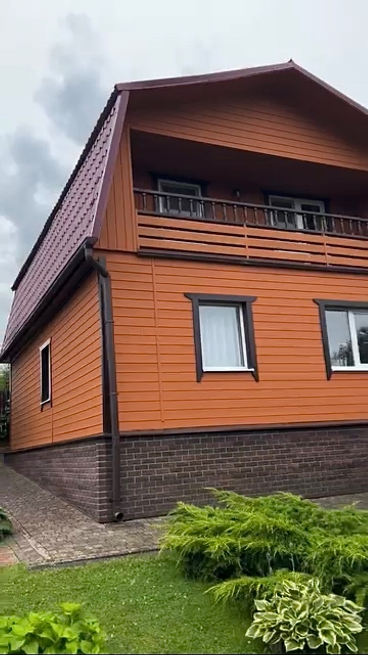 Дом окрашен атмосферостойкой краской после шлифовки и грунтовки. Софиты подшиты перфорированными панелями для вентиляции. Водосточная система смонтирована для эффективного отвода воды.